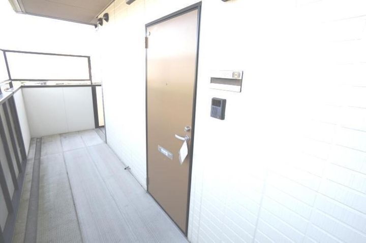 ピースフル勝岡201の玄関