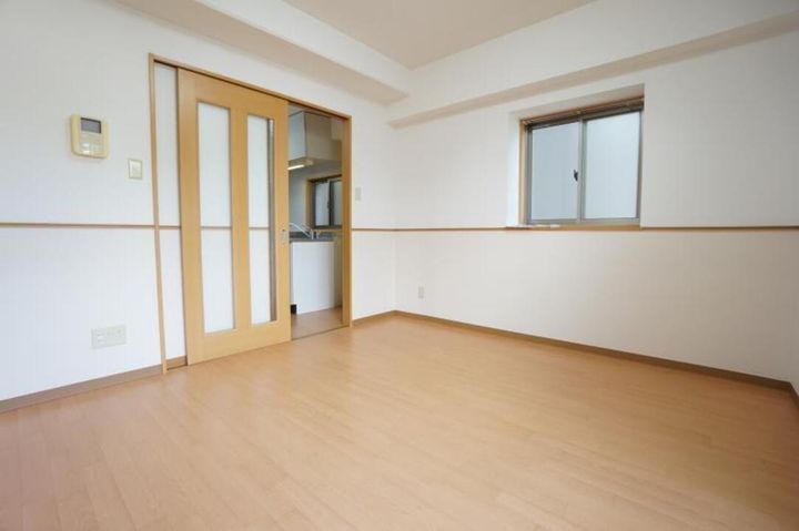 サンセット湊町501の居間