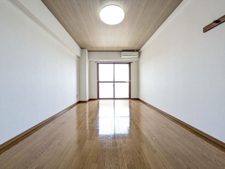 リヴィエール山越602の居間