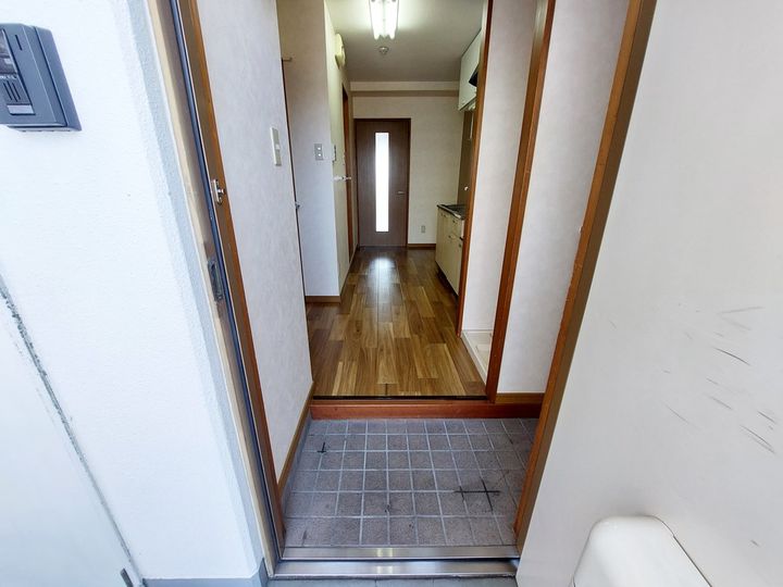 リヴィエール山越602の玄関