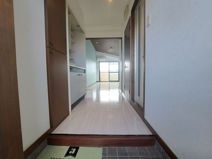 メゾンド立花303の玄関