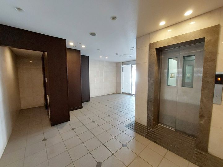 アルファステイツ市駅西607の玄関