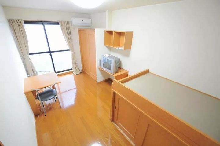 レオパレス道後205の居間