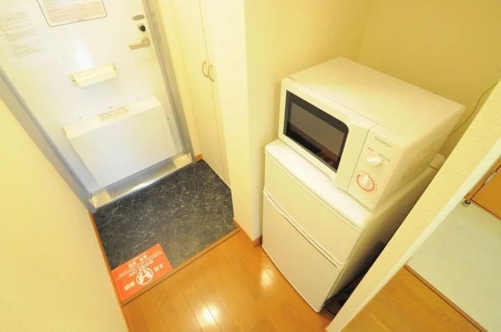 レオパレスラ プランタン 2203の玄関