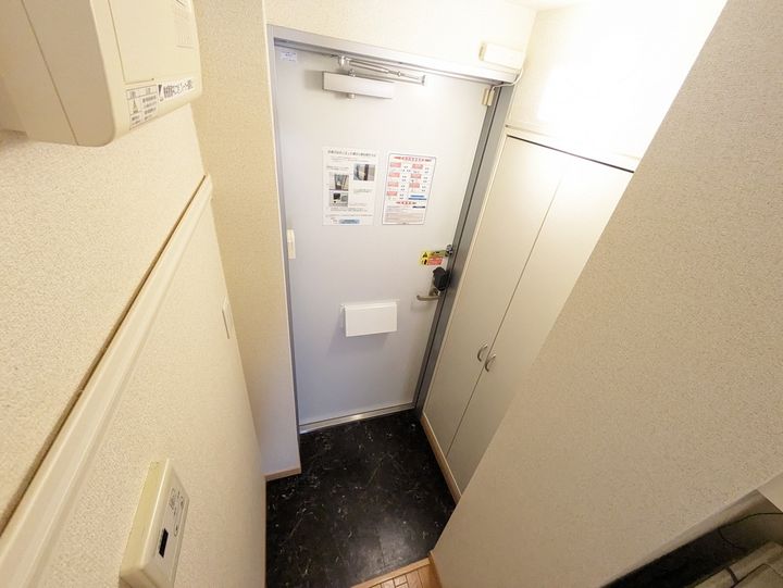 レオパレス辻町2103の玄関