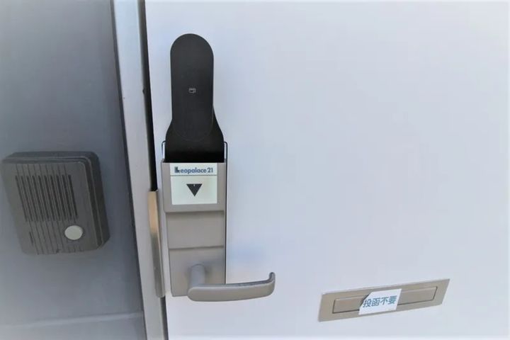 レオパレスフローラ湯築202の玄関