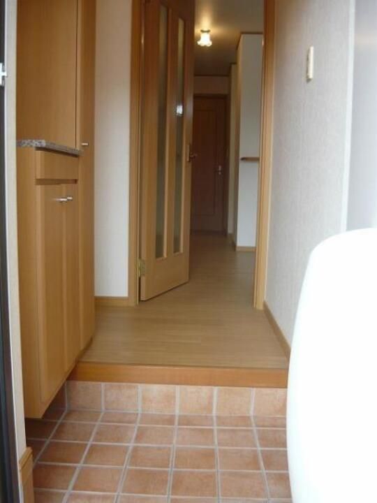 プリムローズ2 B102の玄関