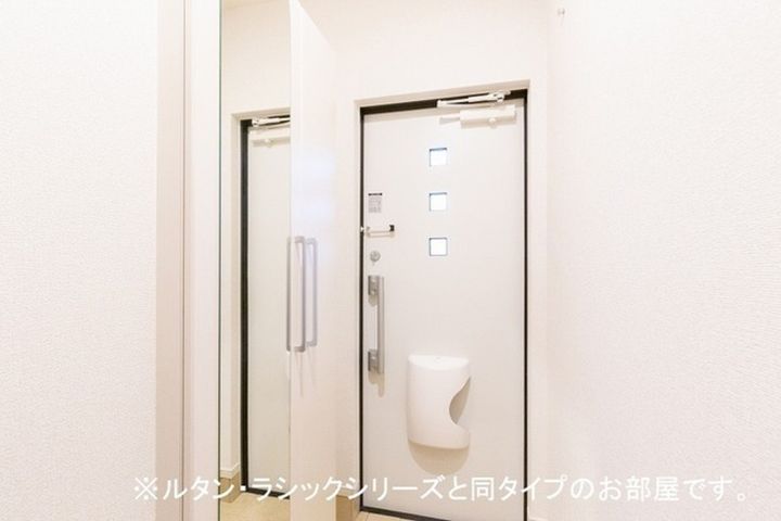 アルストロメリア203の玄関