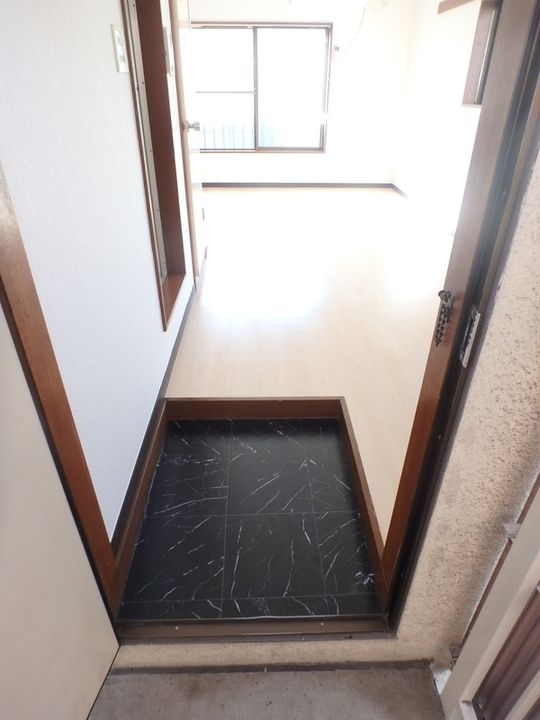 東京都中野区大和町1丁目(アパート)の賃貸物件201の玄関