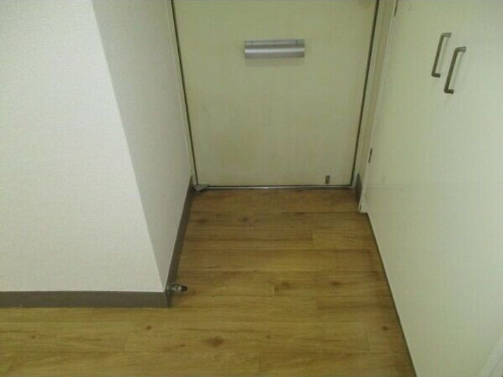 栄マンションS棟の玄関