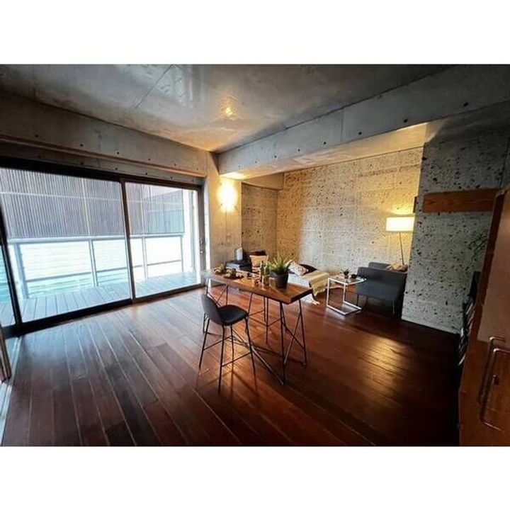 精道アパートの居間