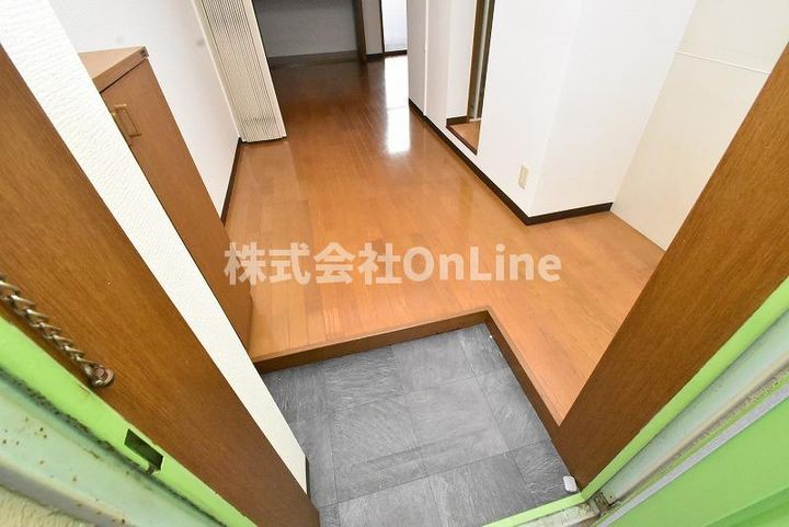 朋成マンションの玄関