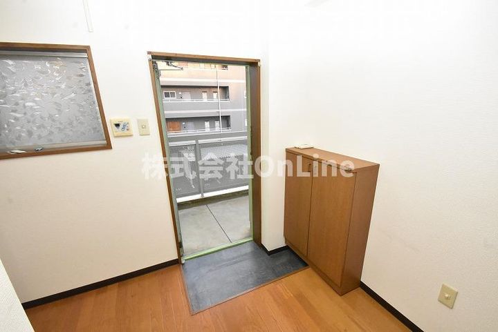 朋成マンションの玄関