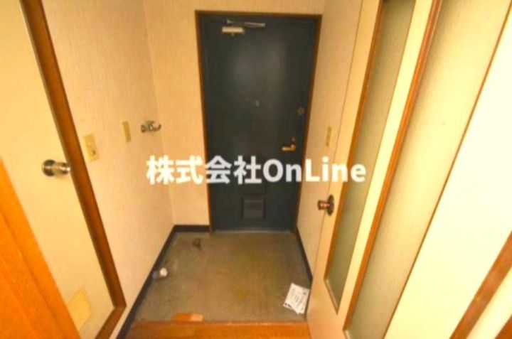 小田ビル302の玄関