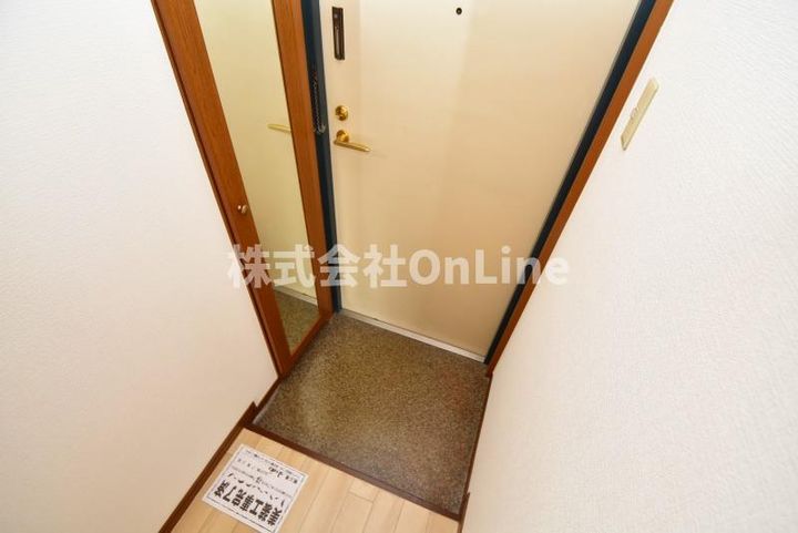 リバーライズ高井田の玄関