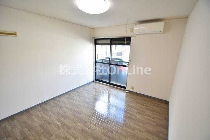 ヤシャールYの居間