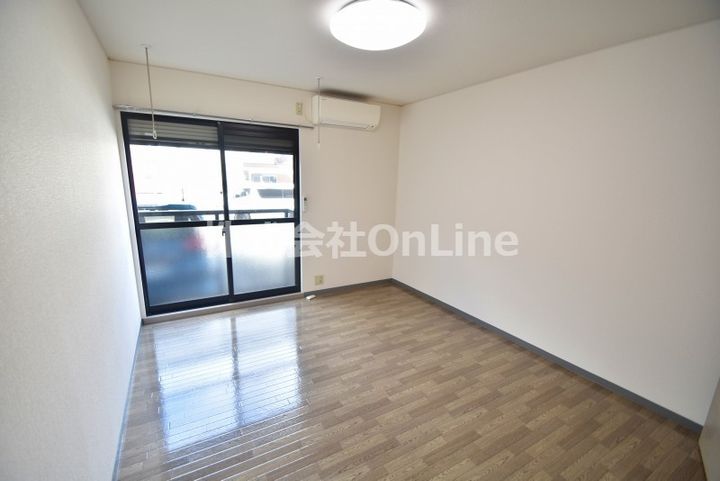 ヤシャールYの居間