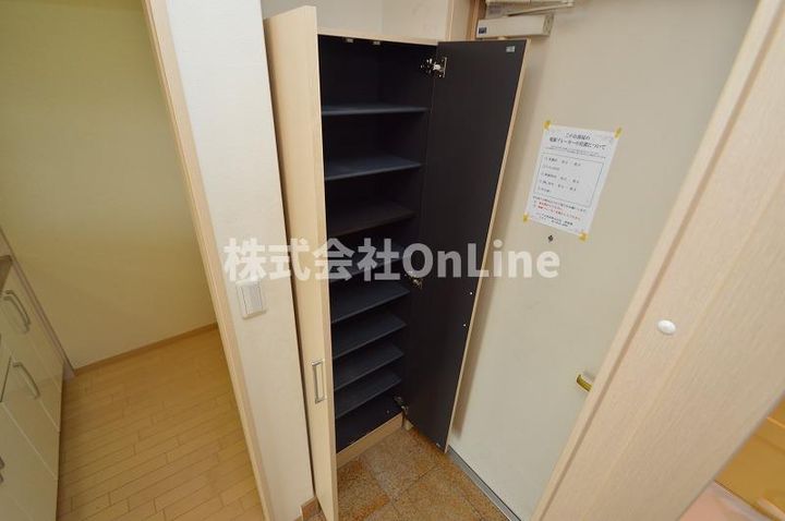 大阪府東大阪市西堤学園町1丁目(マンション)の賃貸物件の玄関