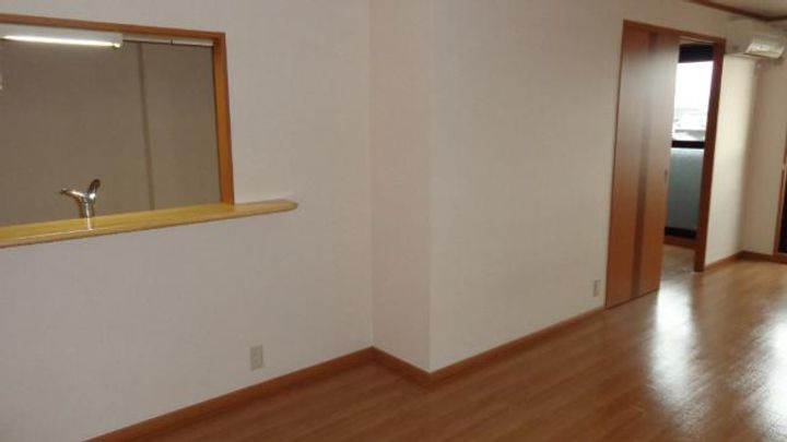 ロイヤルコーポ中川の居間