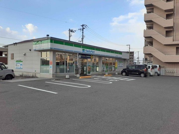 イリーデ・カーサの周辺