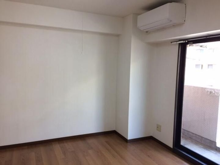 西本丸の内マンションの居間