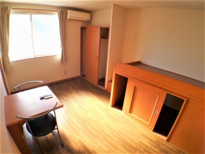 レオパレス栗林南101の居間