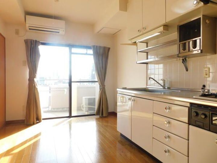 なかよしマンション片原町602の居間