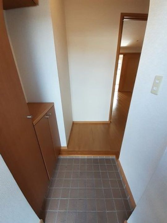 シャイニング ローズB棟の玄関