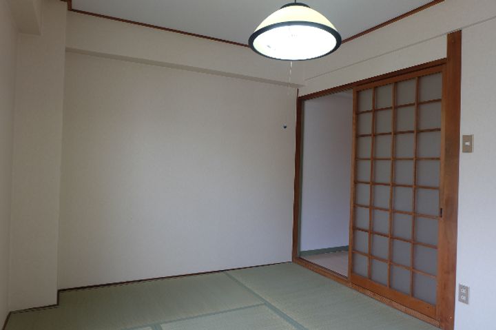 山元ビルの居間