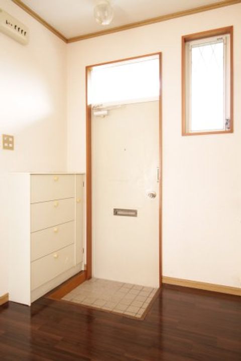 ハイツしらゆり201の玄関