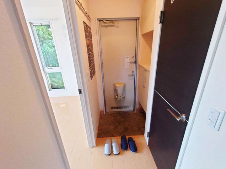 ルミエール岩橋 B棟の玄関