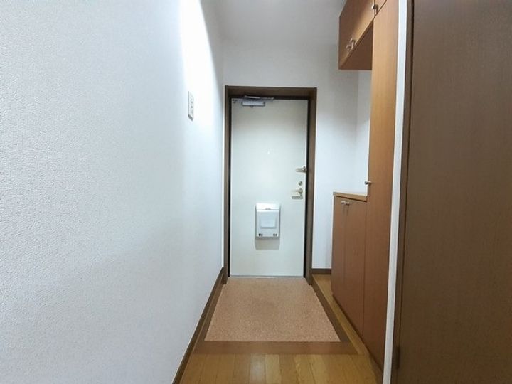 クレセント・イ−ストの玄関
