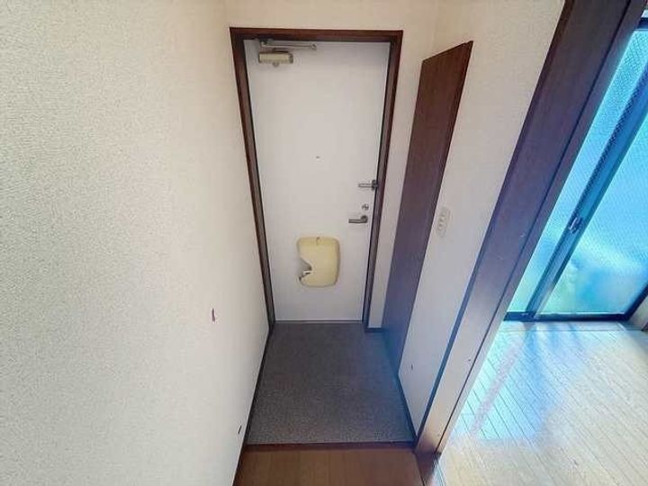 アンプルールフェール若草105の玄関