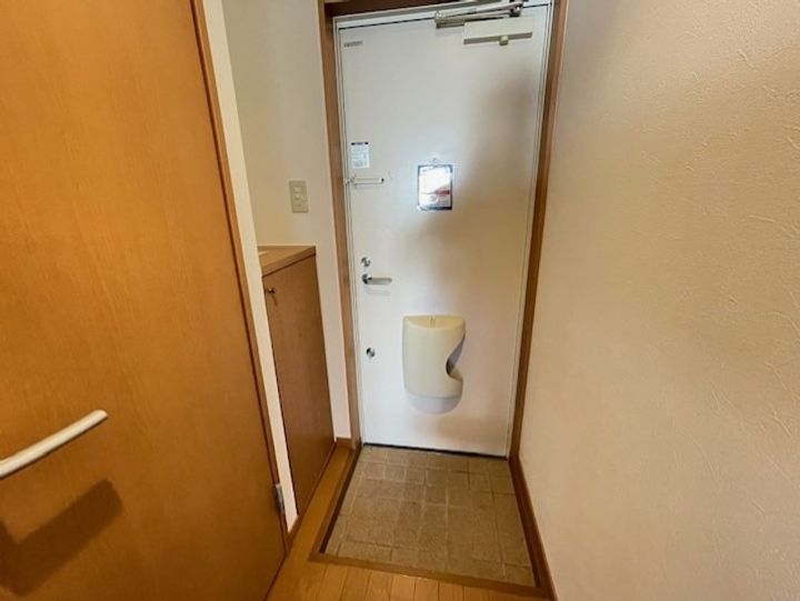 アパートメント・スクエア1番館202の玄関