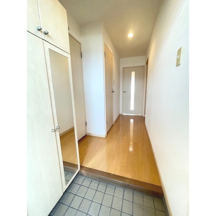 ハイランド花見702の玄関