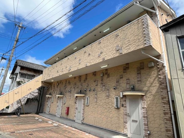 トレビアン本城の外観