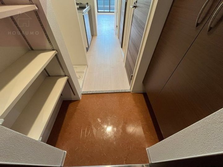 Luxe布施東2808の玄関