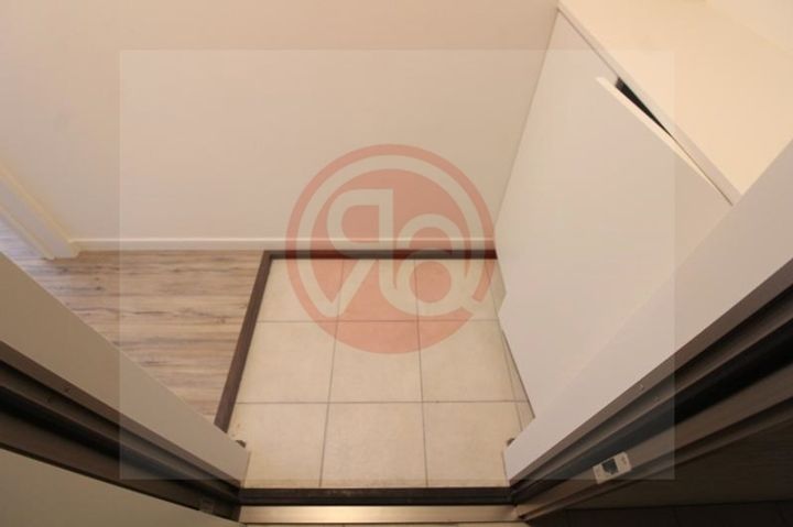 セリーナ田辺の玄関