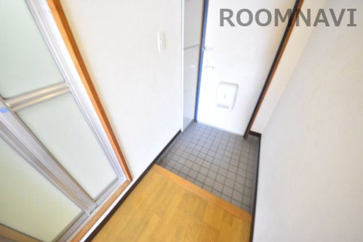 宏栄マンションの玄関