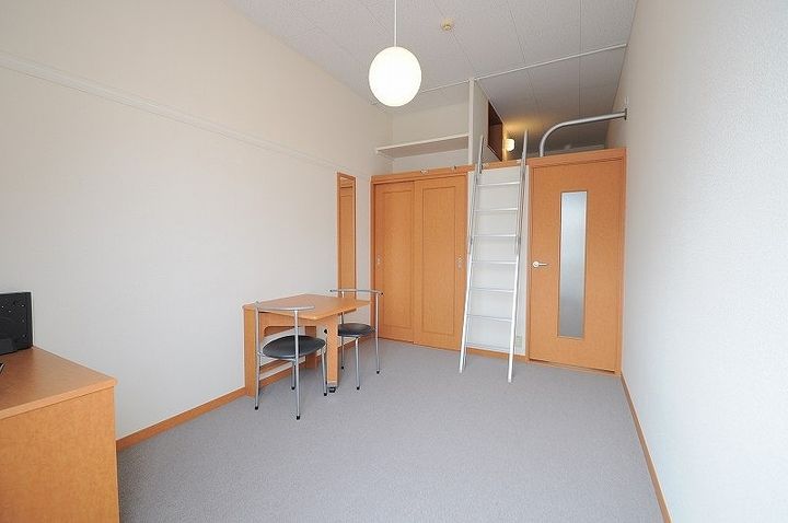 レオパレス岡本の居間