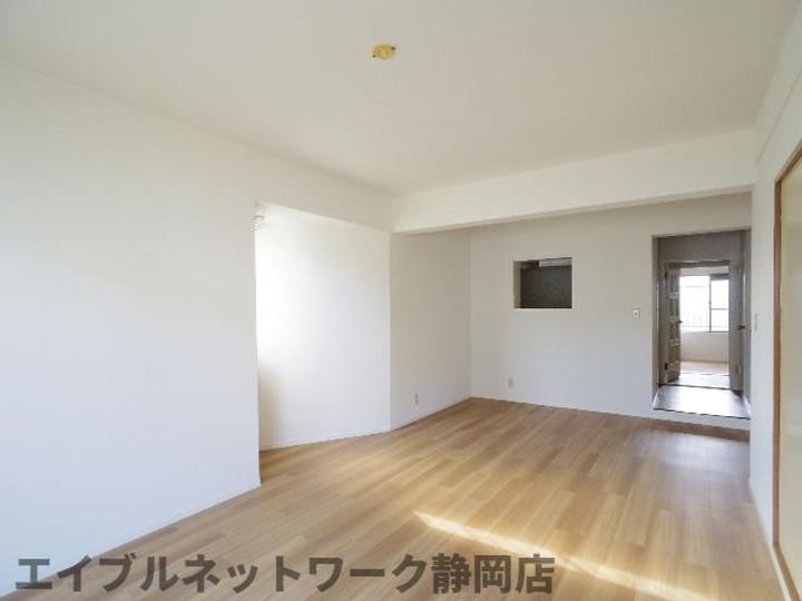 静岡県静岡市葵区上足洗1丁目(マンション)の賃貸物件の居間