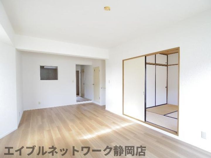 静岡県静岡市葵区上足洗1丁目(マンション)の賃貸物件の居間