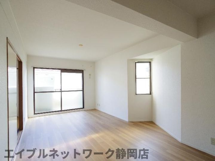 静岡県静岡市葵区上足洗1丁目(マンション)の賃貸物件の居間