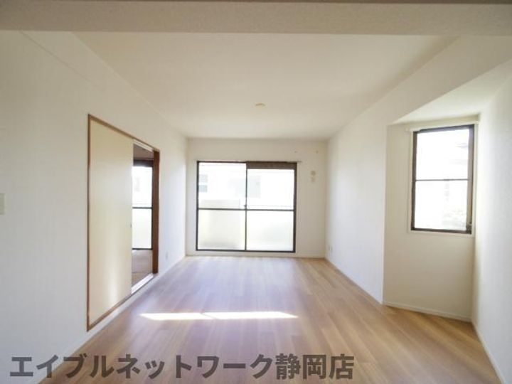 静岡県静岡市葵区上足洗1丁目(マンション)の賃貸物件の居間