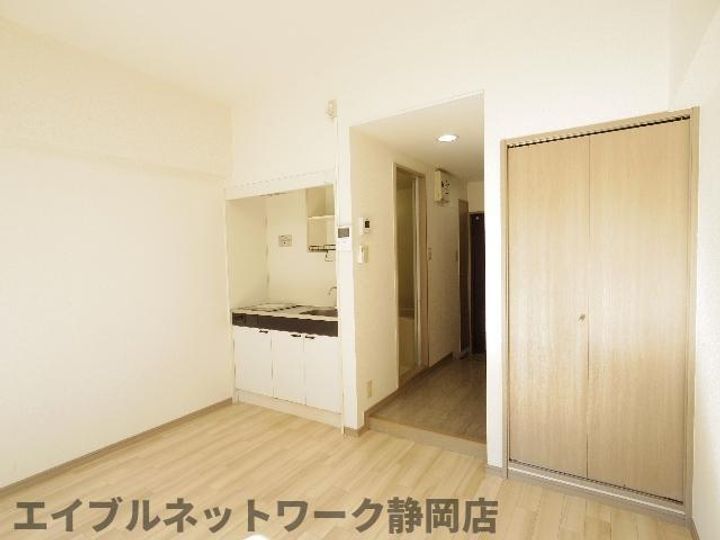 静岡県静岡市葵区鷹匠3丁目(マンション)の賃貸物件の居間