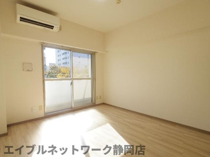静岡県静岡市葵区鷹匠3丁目(マンション)の賃貸物件の居間
