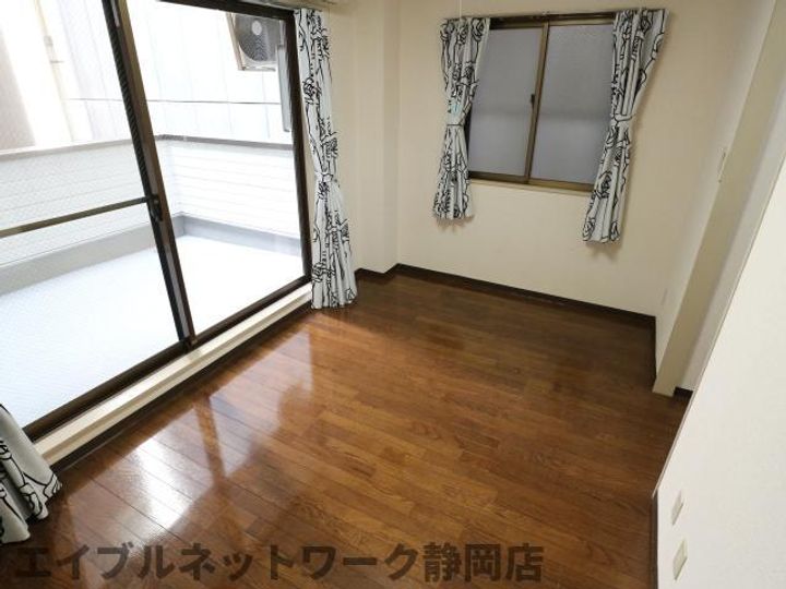 静岡県静岡市葵区常磐町2丁目(マンション)の賃貸物件の居間