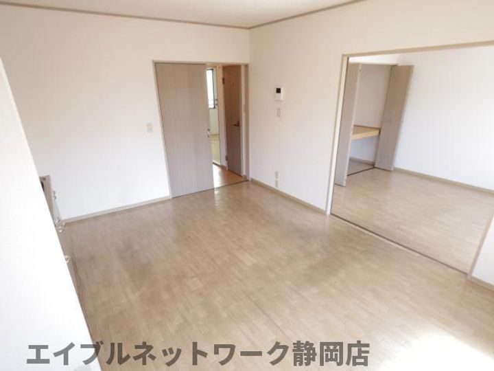静岡県静岡市葵区沓谷5丁目(アパート)の賃貸物件の居間