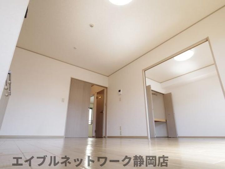 静岡県静岡市葵区沓谷5丁目(アパート)の賃貸物件の居間