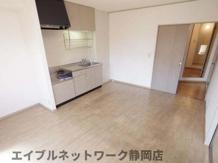 静岡県静岡市葵区沓谷5丁目(アパート)の賃貸物件の居間